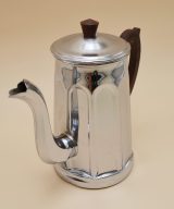 La cafetière en métal chromé