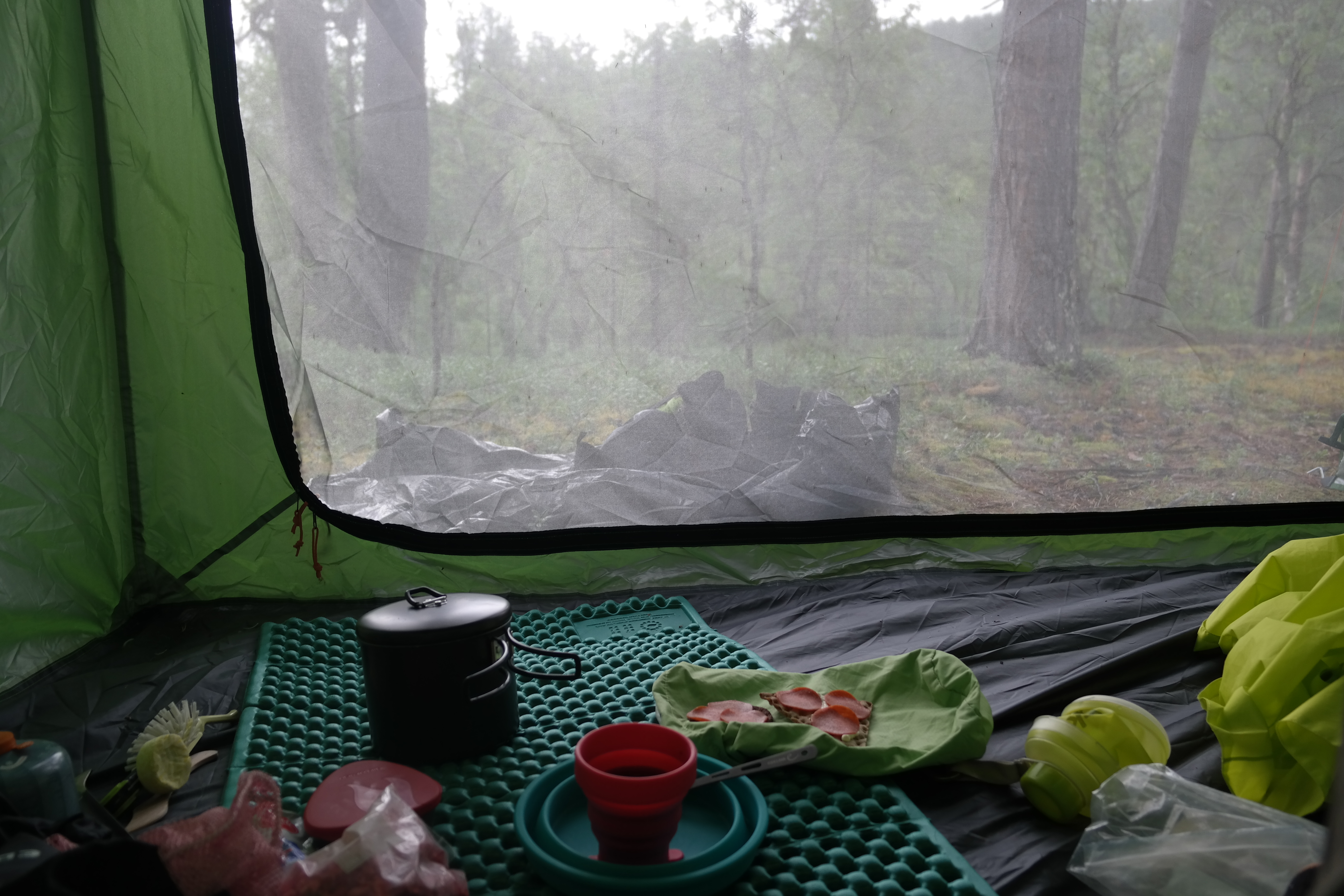Join aamukahvit teltassa hyttysten harmiksi