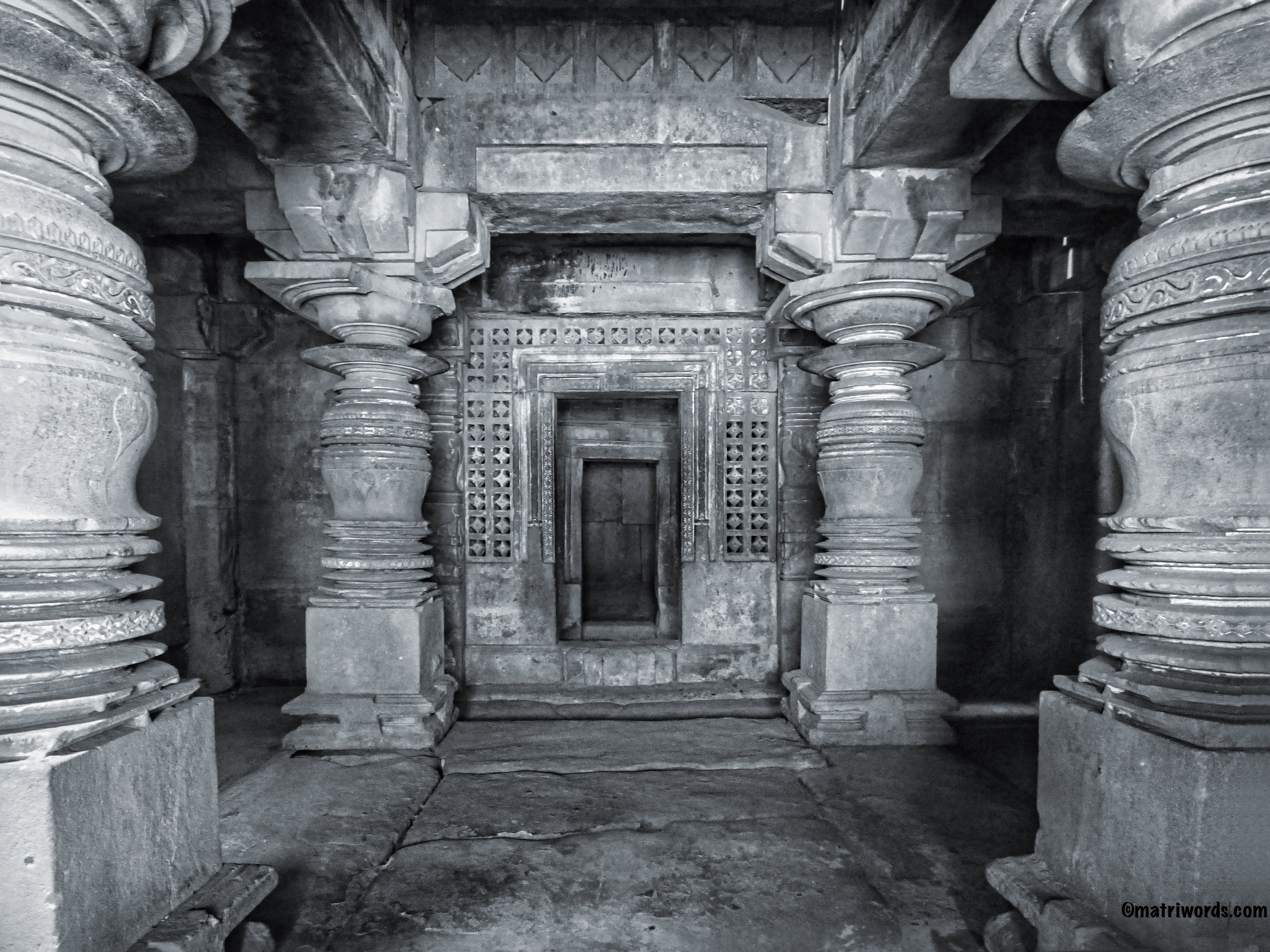 Ornately carved cylindrical pillars, Chakra Gudi