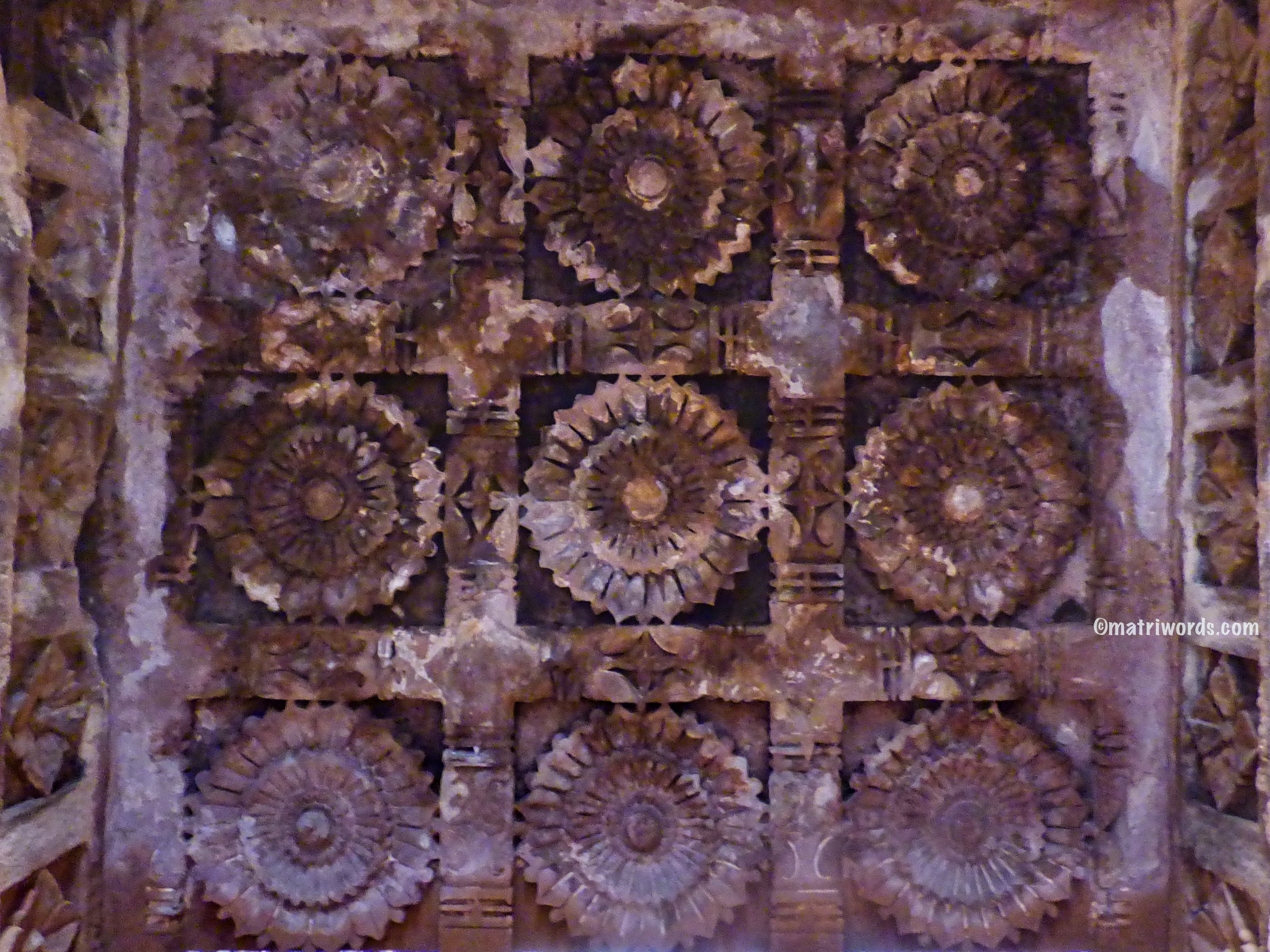 Carved ceiling, Chakra Gudi