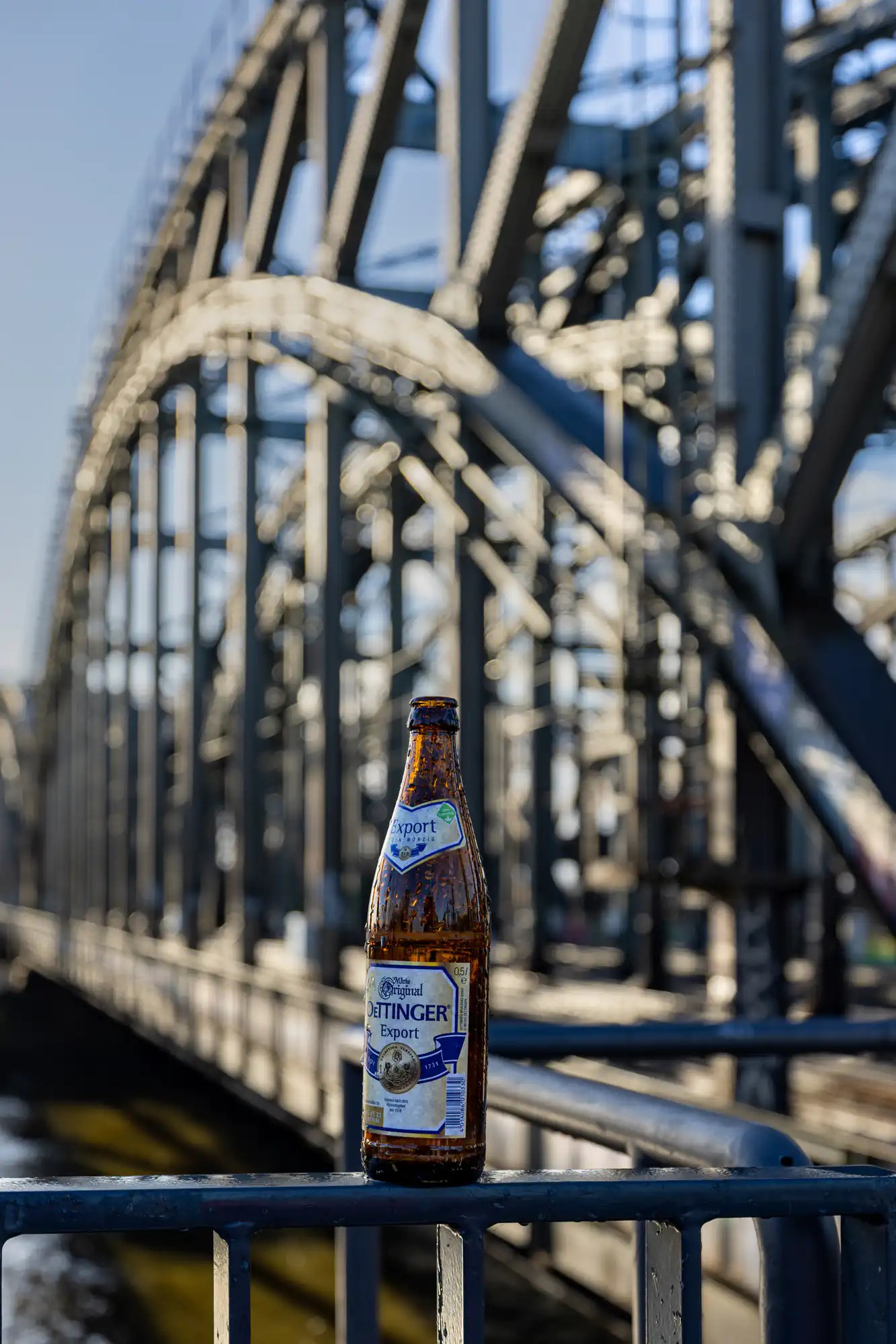 Bierflasche vor Brückenkonstruktion
