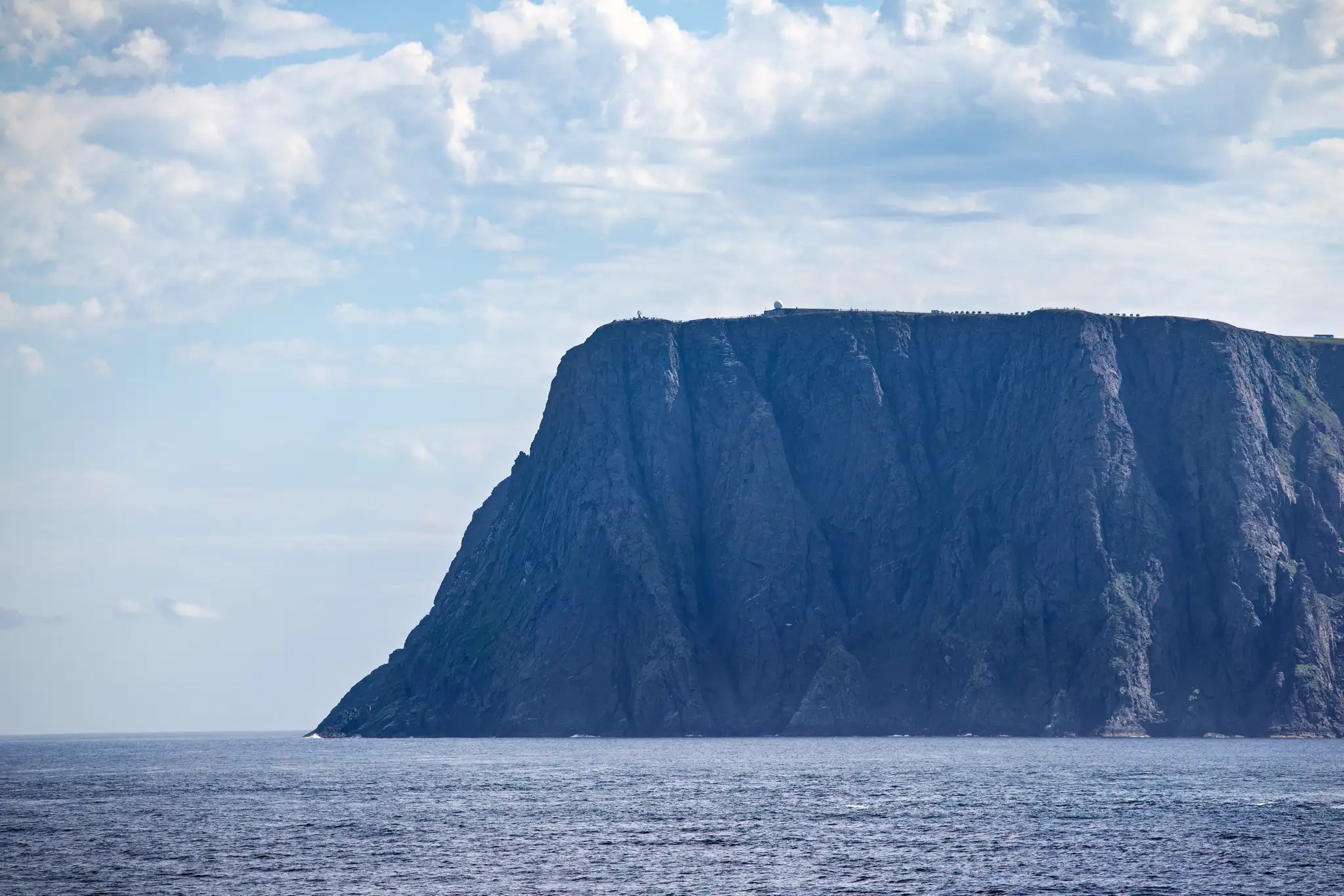 Nordkap-Klippe mit steiler Felswand über dem Meer unter bewölktem Himmel