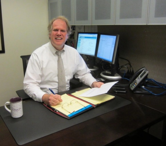 Sales Coach Matt Pearson from Matt Pearson Consulting sitting at his desk and ready for contact..