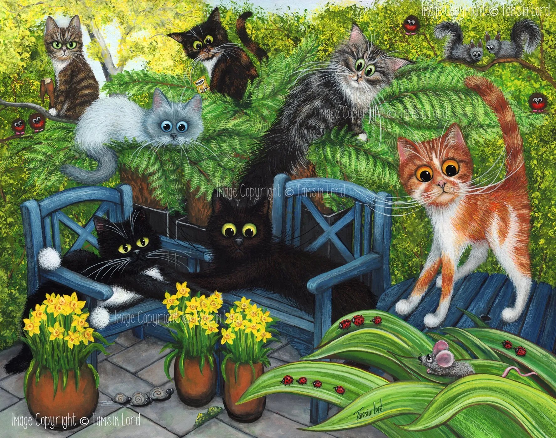 Skurriles Gemälde von fünf Katzen mit großen Augen und flauschigen Schwänzen, die auf und um eine blaue Bank in einem lebhaften Garten herumliegen. Um sie herum sind üppige Pflanzen, neugierige Eichhörnchen, Blumen und eine Schnecke auf einem Blatt.