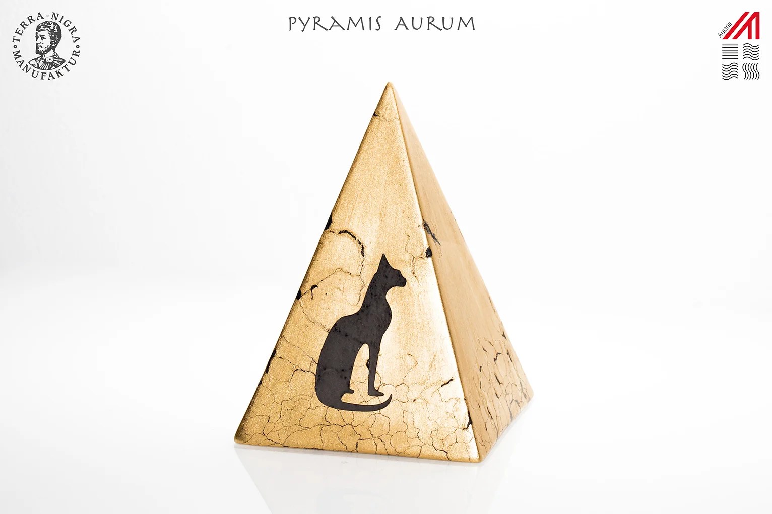 Goldene Pyramidenfigur „Pyramis Aurum“ mit schwarzem Katzenmotiv von Terra-Nigra