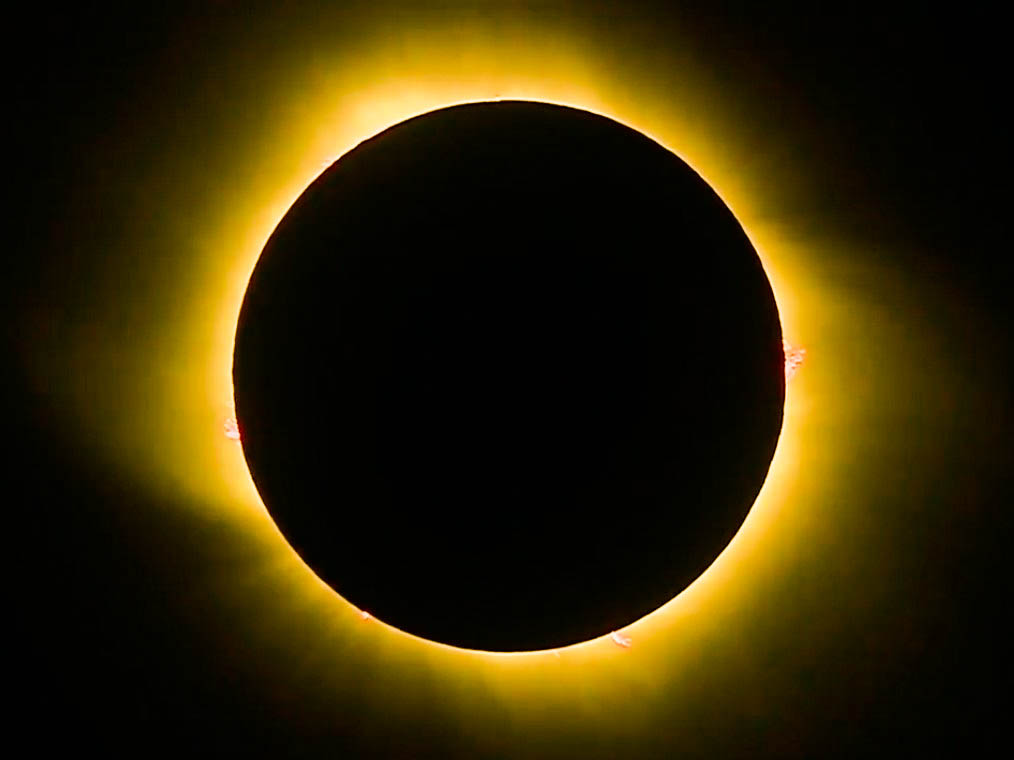 América do Sul assiste a eclipse solar total; veja imagens
