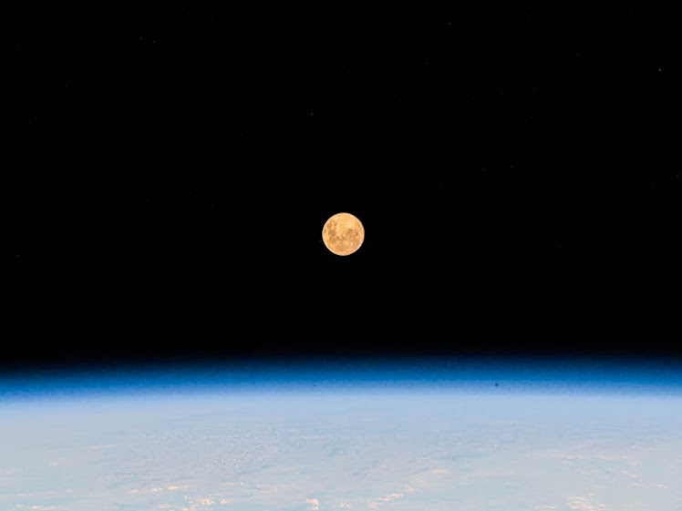 Superlua vista pela ISS, acima do Oceano Índico