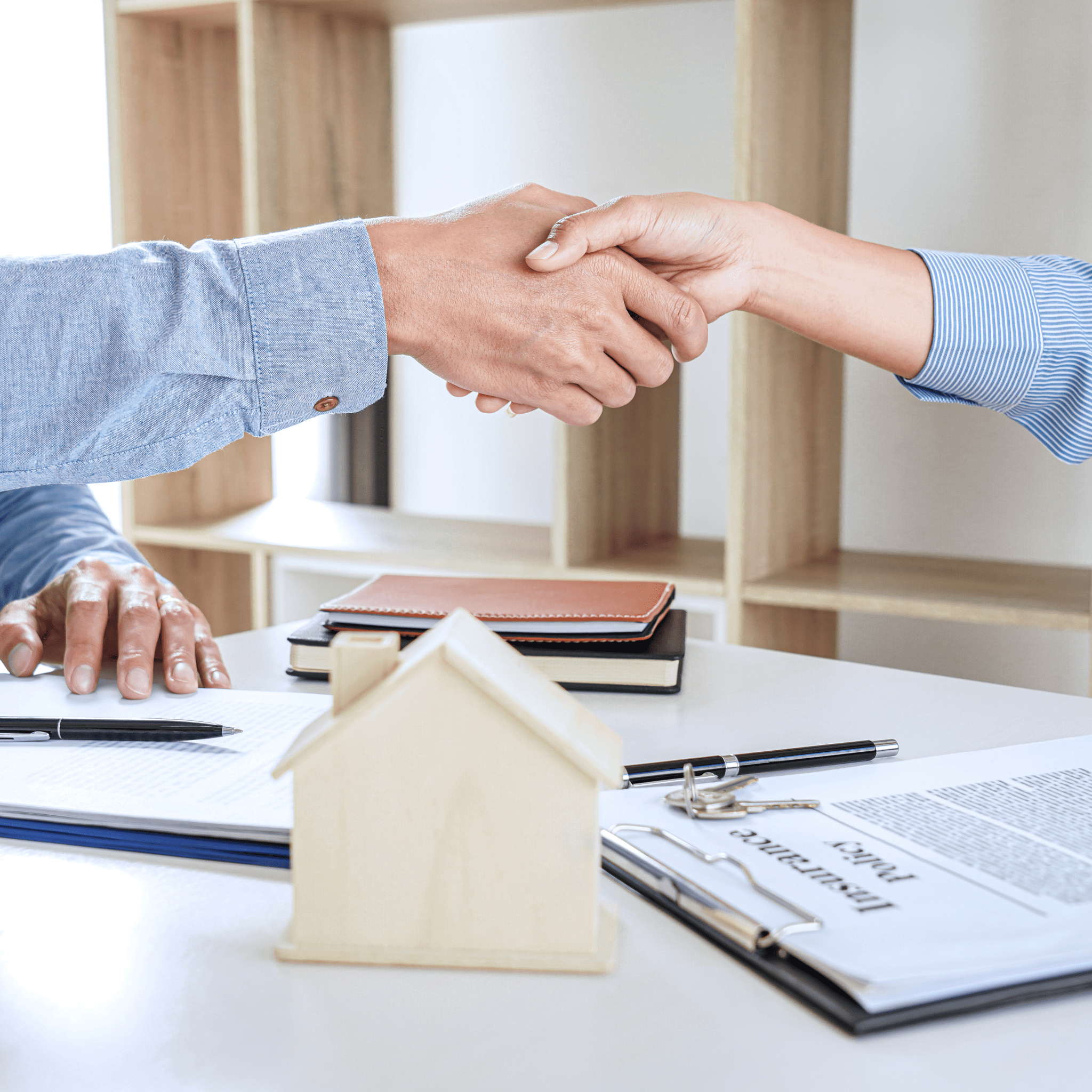 Agreeing and handshaking with a real estate agent