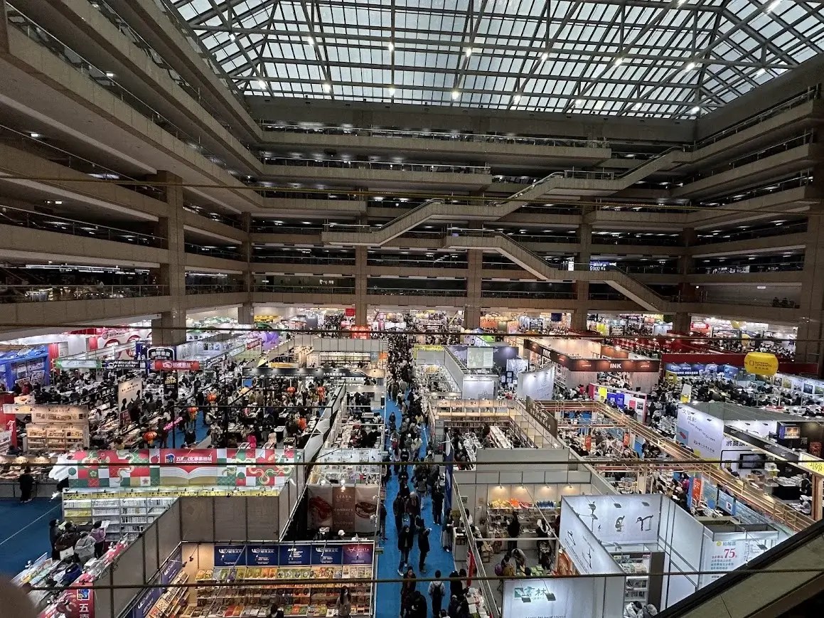 上週末再次北上參加一年一度的閱讀盛會——台北國際書展。比較可惜的是，由於女友週六要上班，這次只能安排做禮拜天的一日遊，勉強抓住展覽的尾巴；逛完後依然感到意猶未盡。以下和大家聊聊這次三刷書展的小心得。