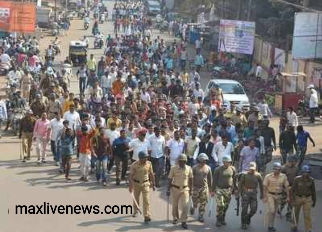 महाराष्ट्र के कोल्हापुर में हिंदूवादी संगठनों पर लाठीचार्ज