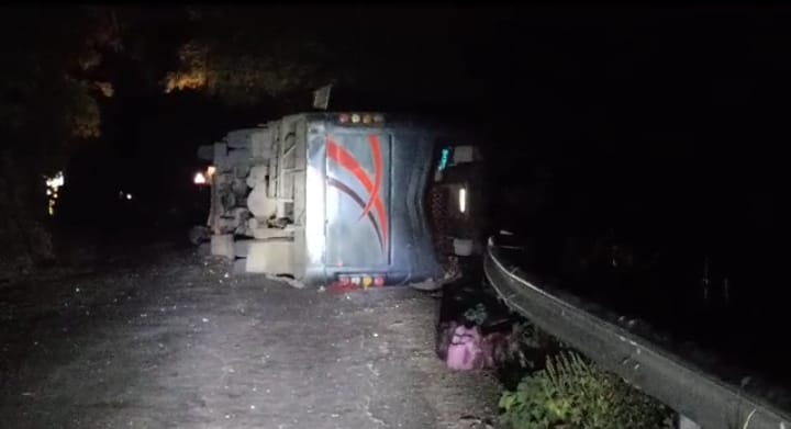 रामदेवरा जा रही बस पलटी, 24 यात्री घायल,7 जनों को रैफर किया \ Bus going to Ramdevra overturned, 24 passengers injured,7 people referred 