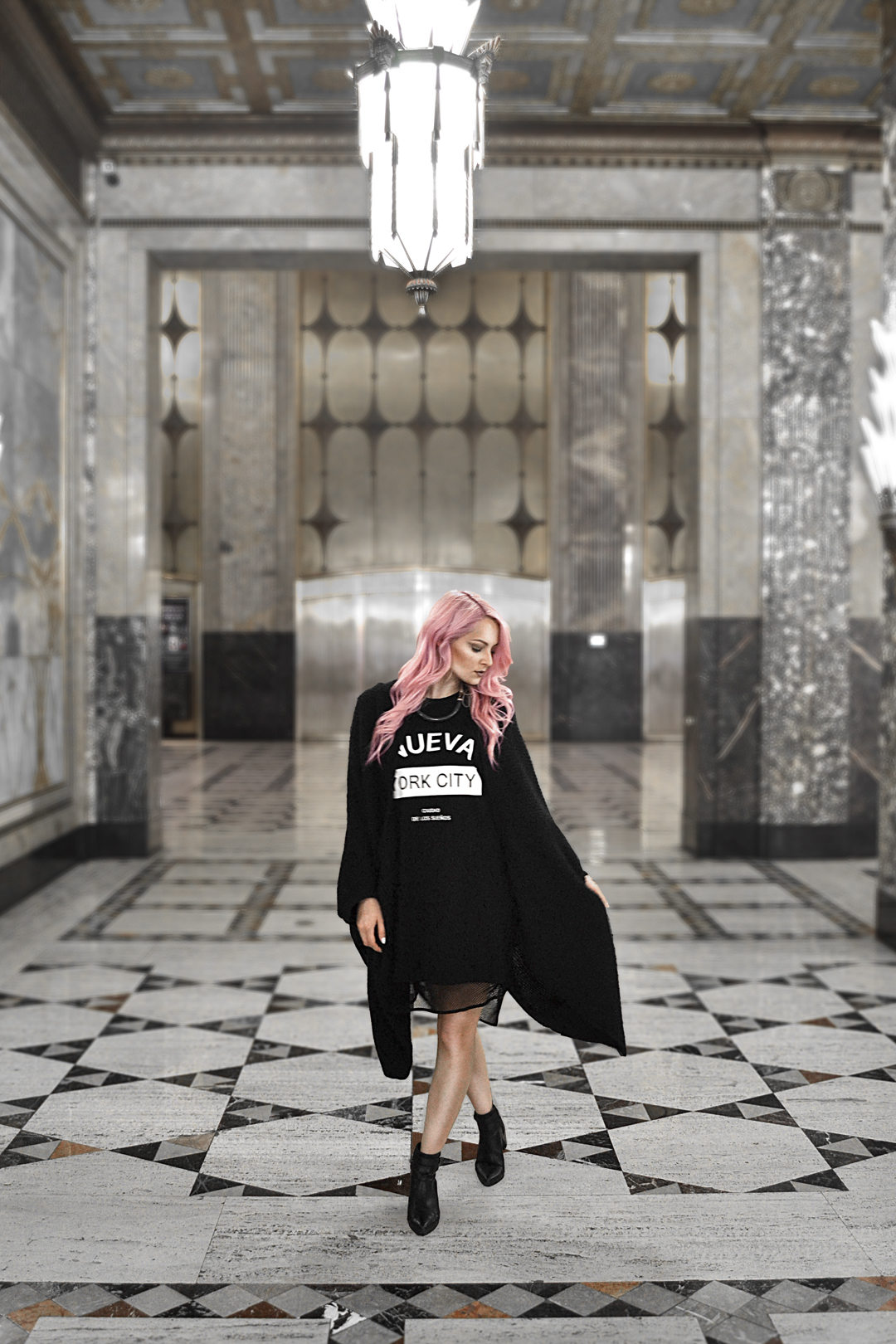 I love quick and easy outfits that are stylish too! Try this simple all black street fashion outfit for a look that is effortlessly cool.