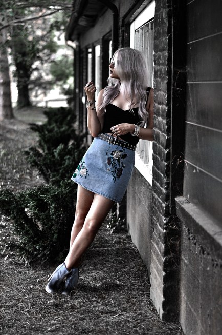 Check out this cute outfit inspiration featuring this stylish embroidered denim skirt. The bustier makes the perfect combo for a fashionable daytime look.