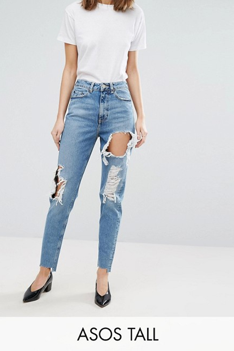 A cute off the shoulder crop top with ripped denim and sandals makes for the perfect casual style for a day in the city. I'm in love with this outfit!