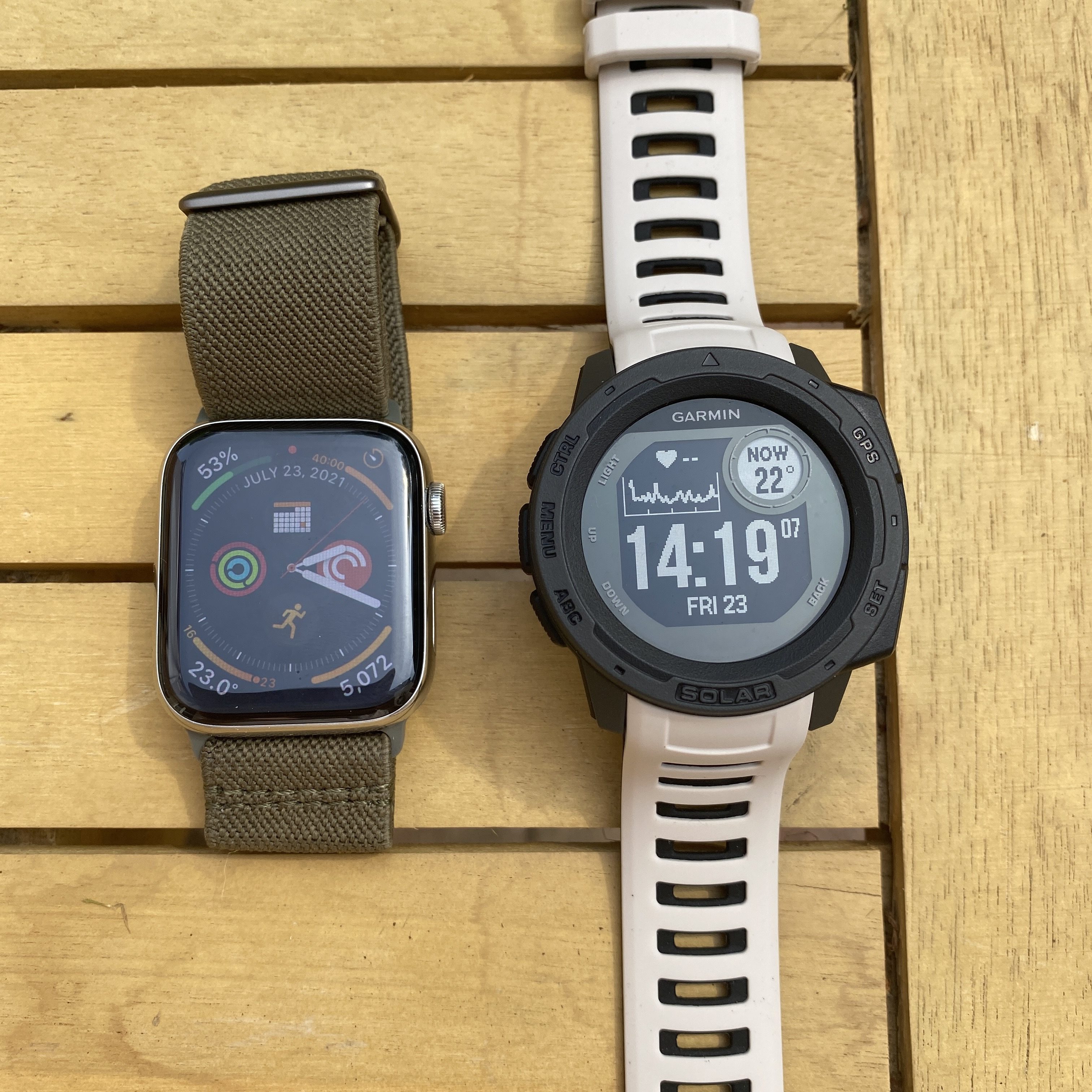 Garmin Instinct Solar vs Apple Watch 