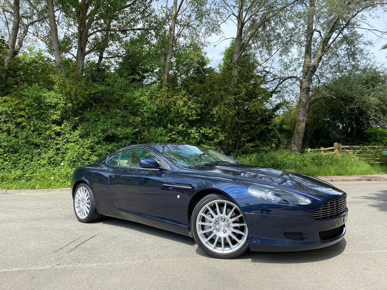 Aston martin db9 2005