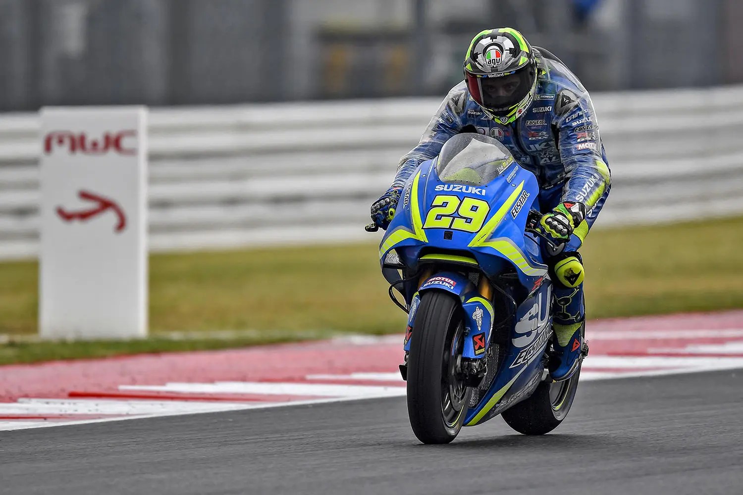 Motogp Iannone S Race Ended By Too Tight Rain Suit