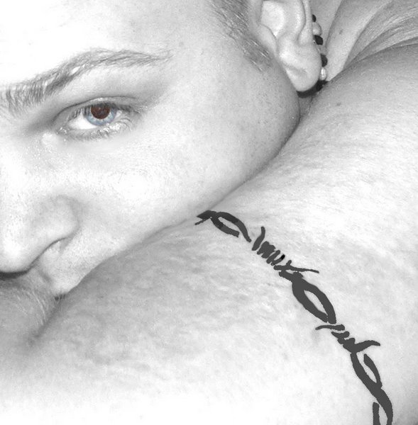 Cantor americano com tatuagem arame farpado As Principais Tatuagens De Presidiarios Brasileiros E Seus Significados