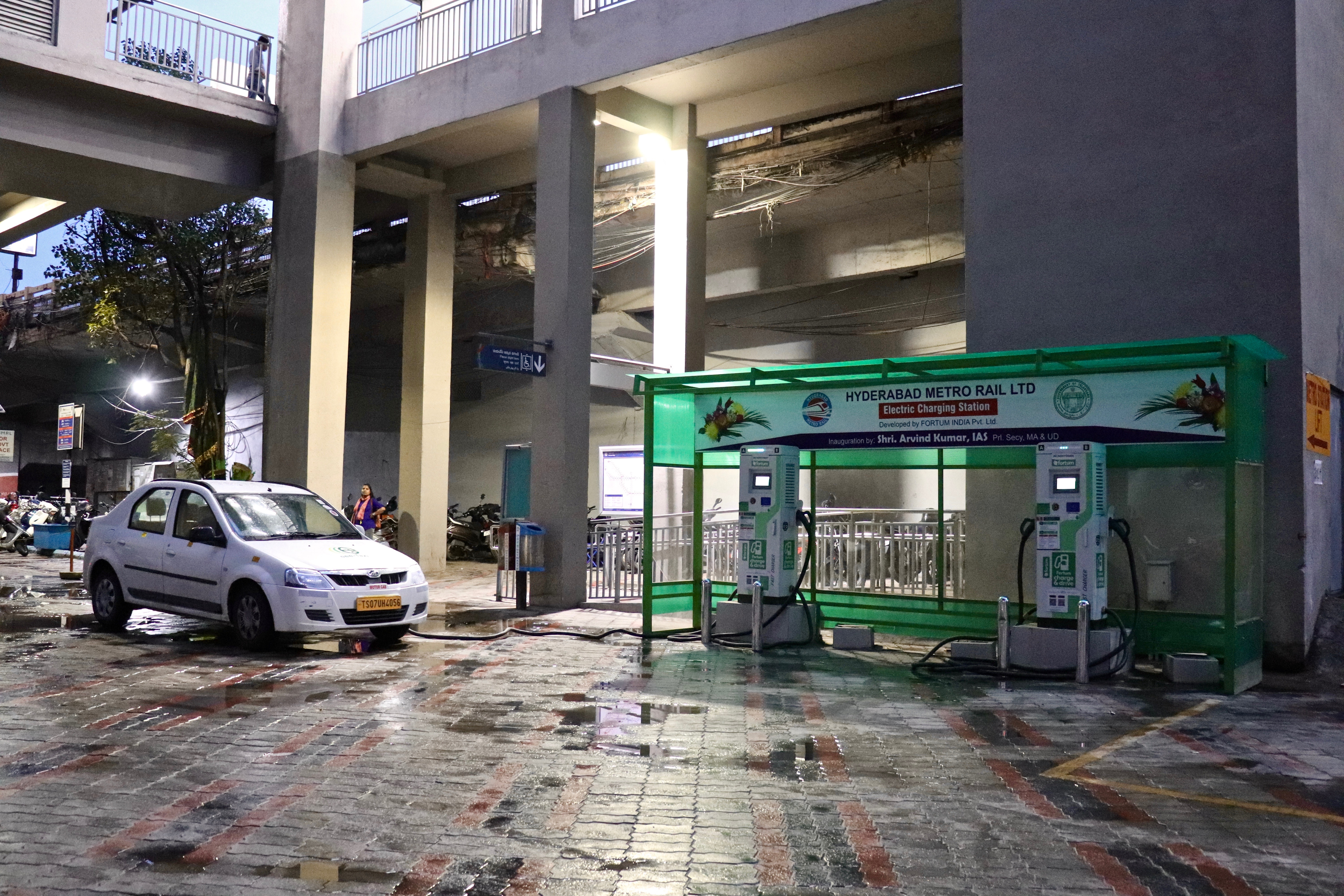 Electric vehicle charging station