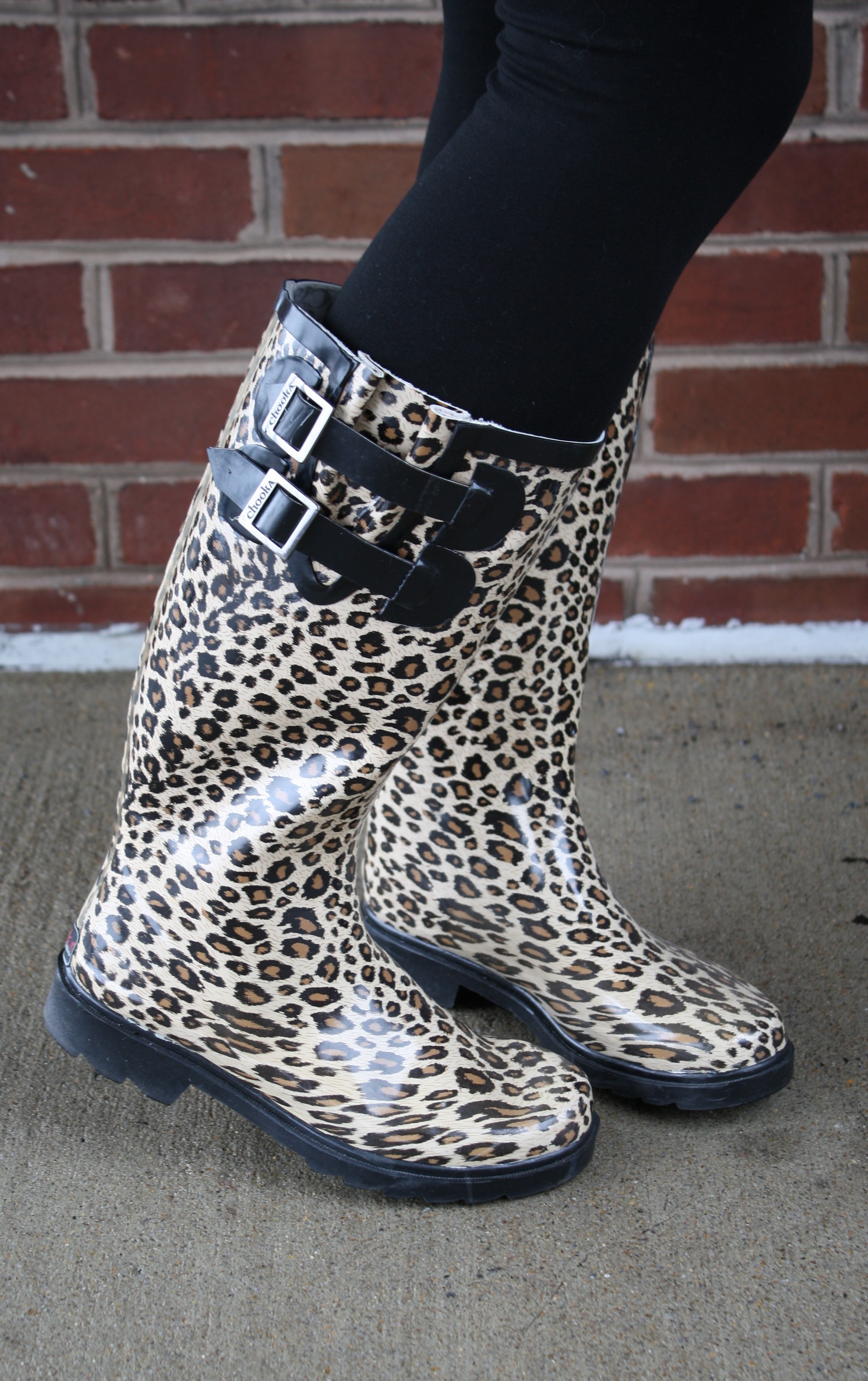 This barnes & noble bookstore is at the gardiner manor mall at 842 sunrise hwy west of 5 ave. { Rainy Sunday: Felt hat, Black trench coat & Leopard rain