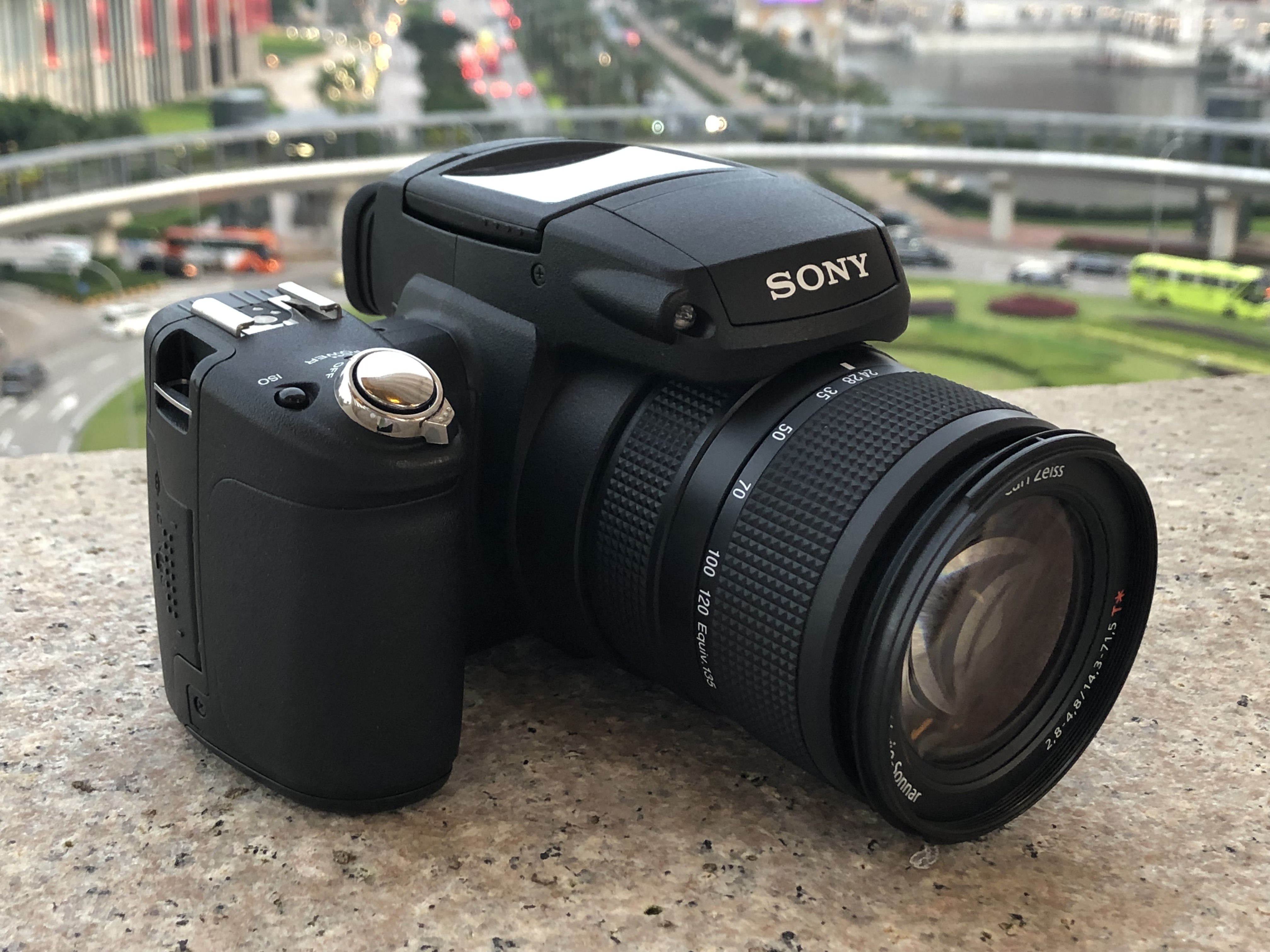 Vintage Digital: Sony DSC-R1 - measuring light