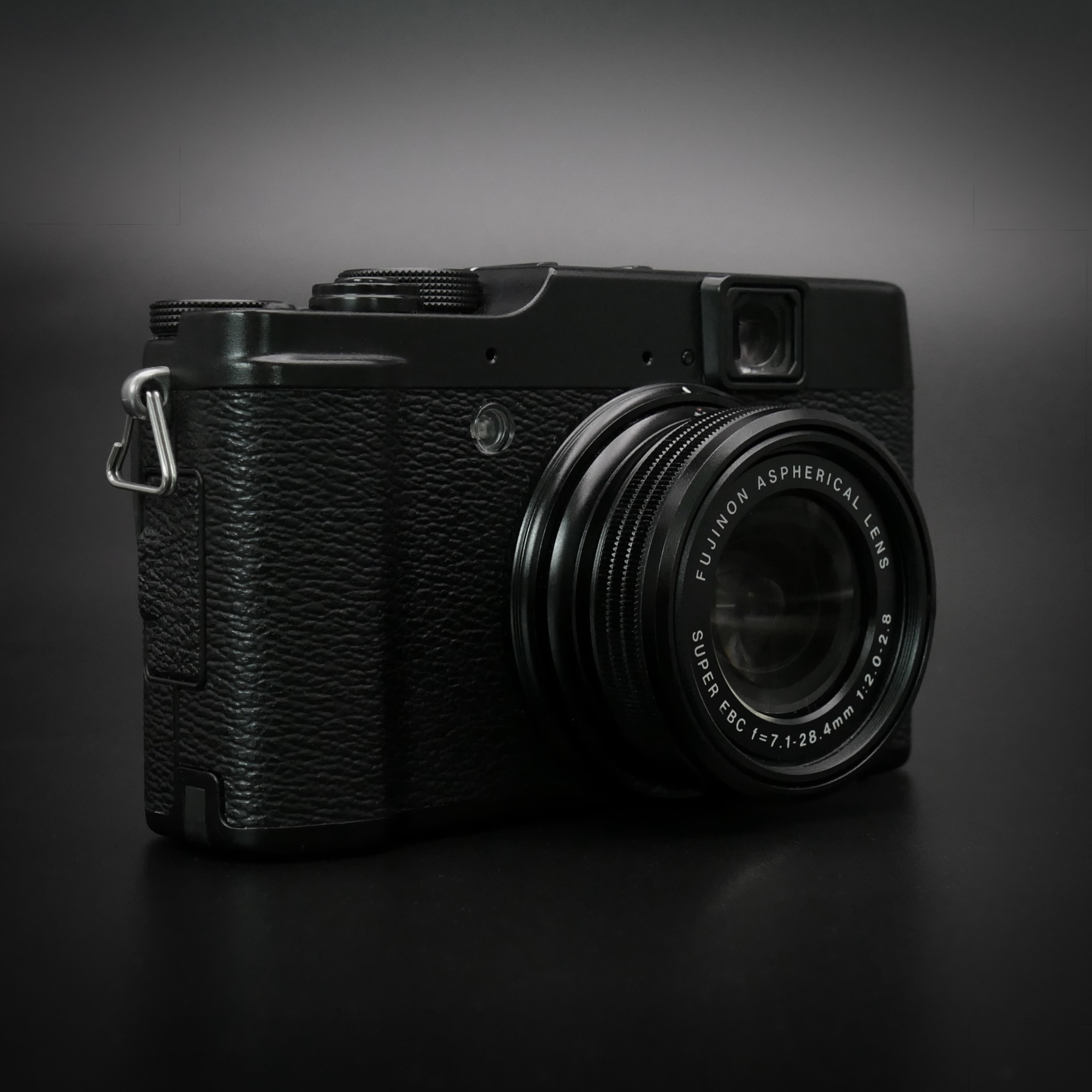 Vintage Digital: Fuji X10 in 2026 - measuring light