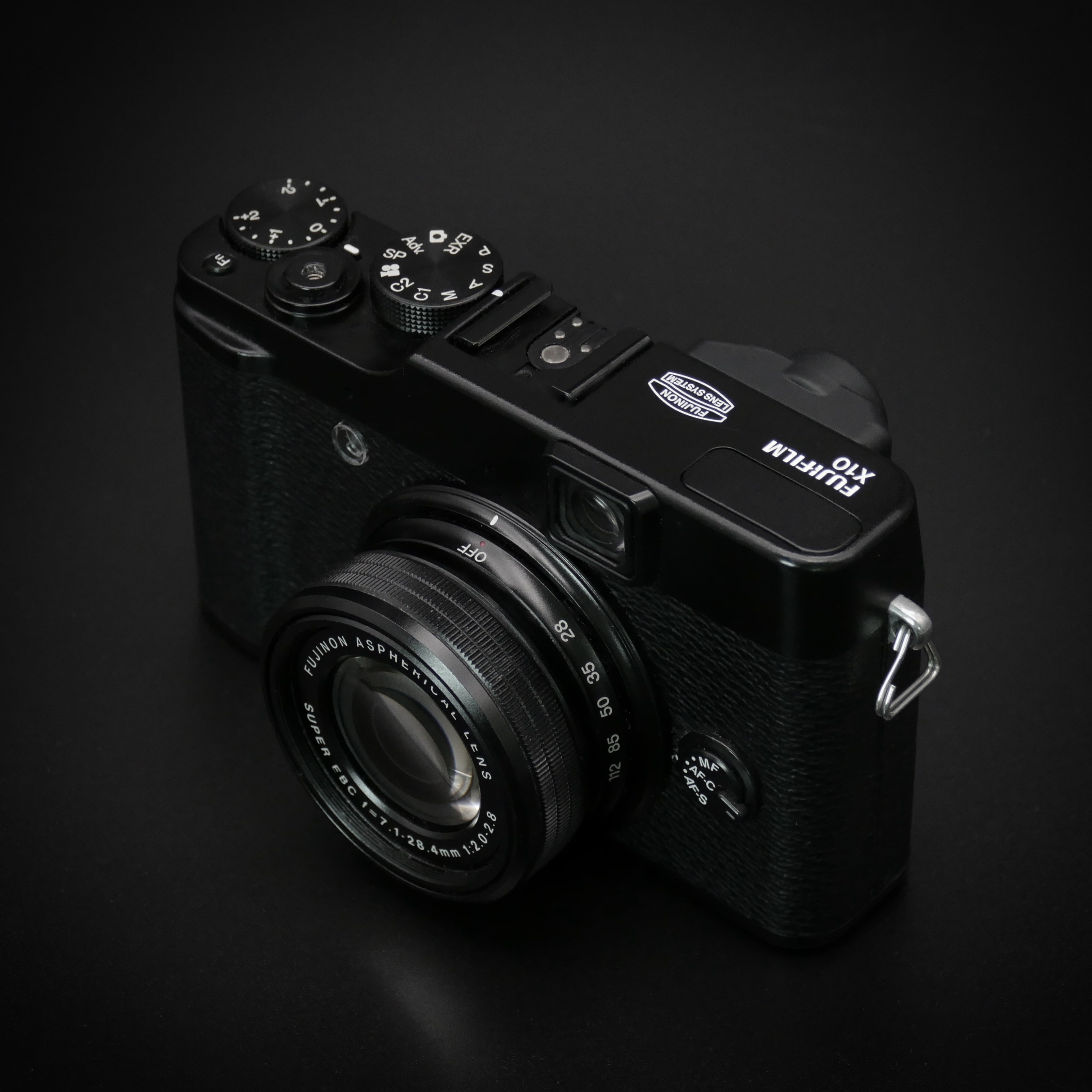 Vintage Digital: Fuji X10 in 2026 - measuring light
