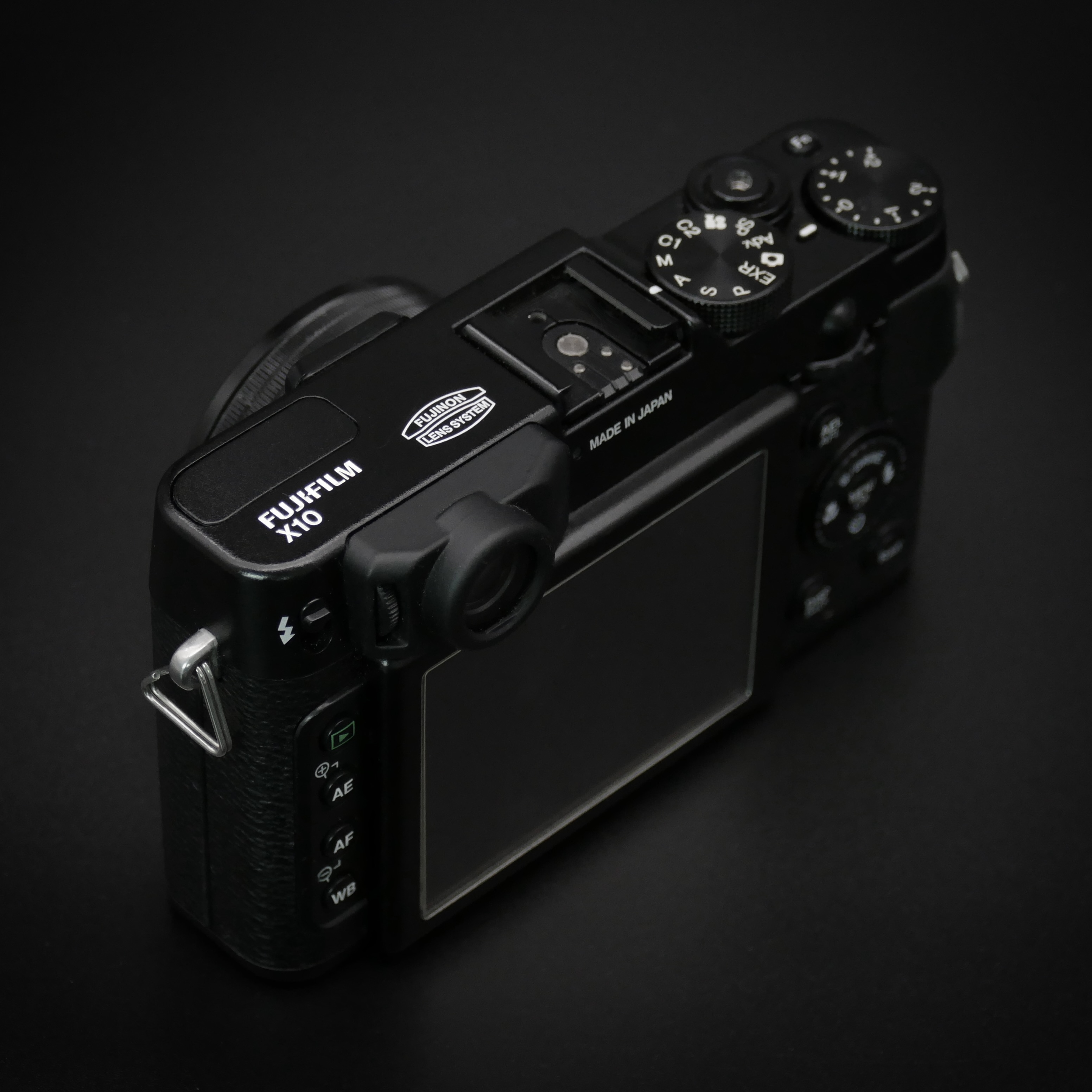 Vintage Digital: Fuji X10 in 2026 - measuring light