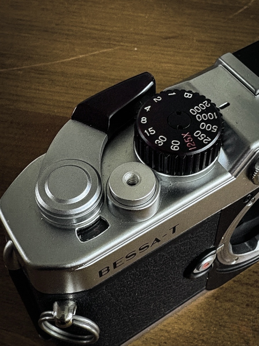 Barebones: Voigtländer Bessa T review - measuring light