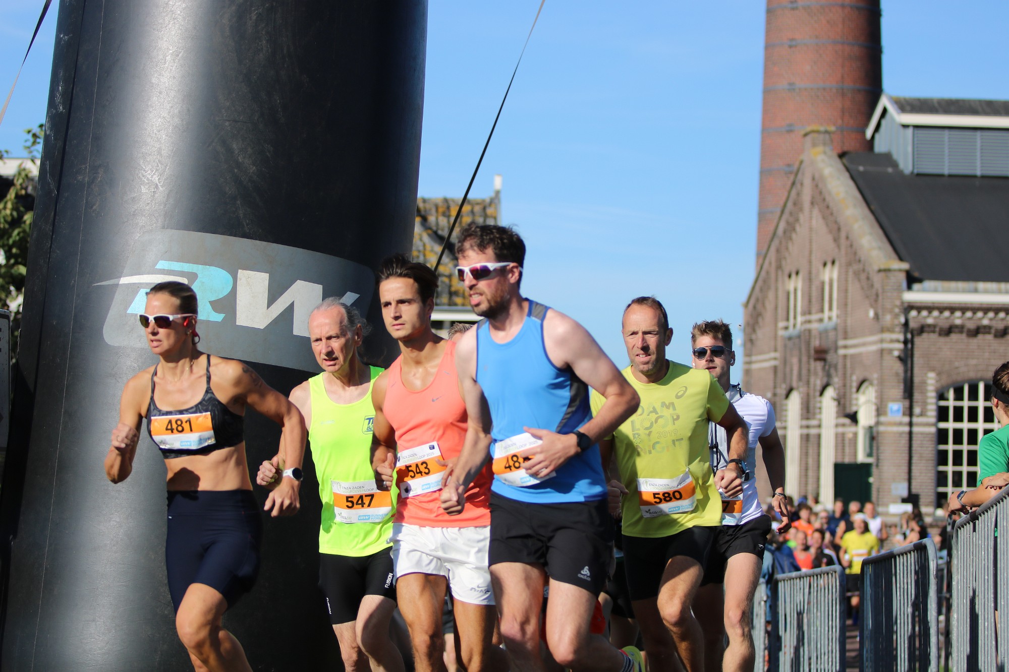 Hardlopers in actie tijdens de Vooroeverloop door het natuurgebied langs het IJsselmeer in Medemblik.