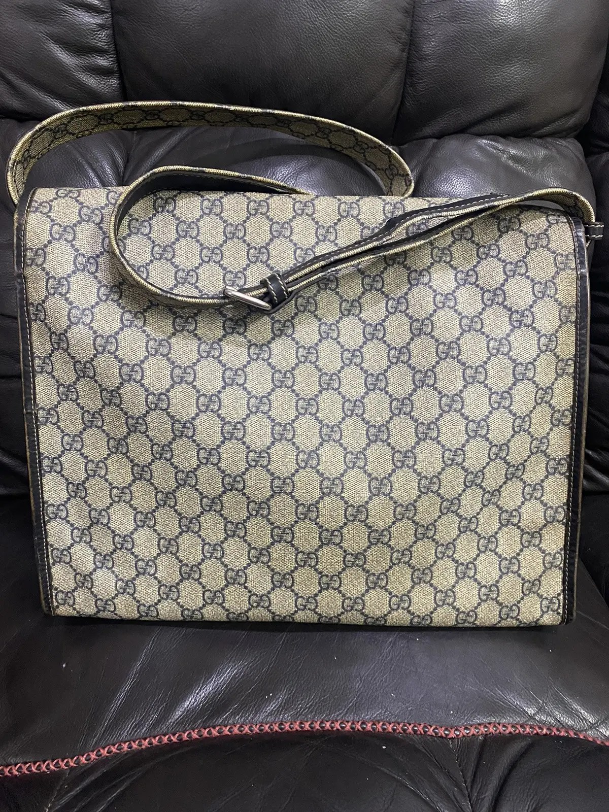 Gucci authentic gucci gg supreme messenger bag