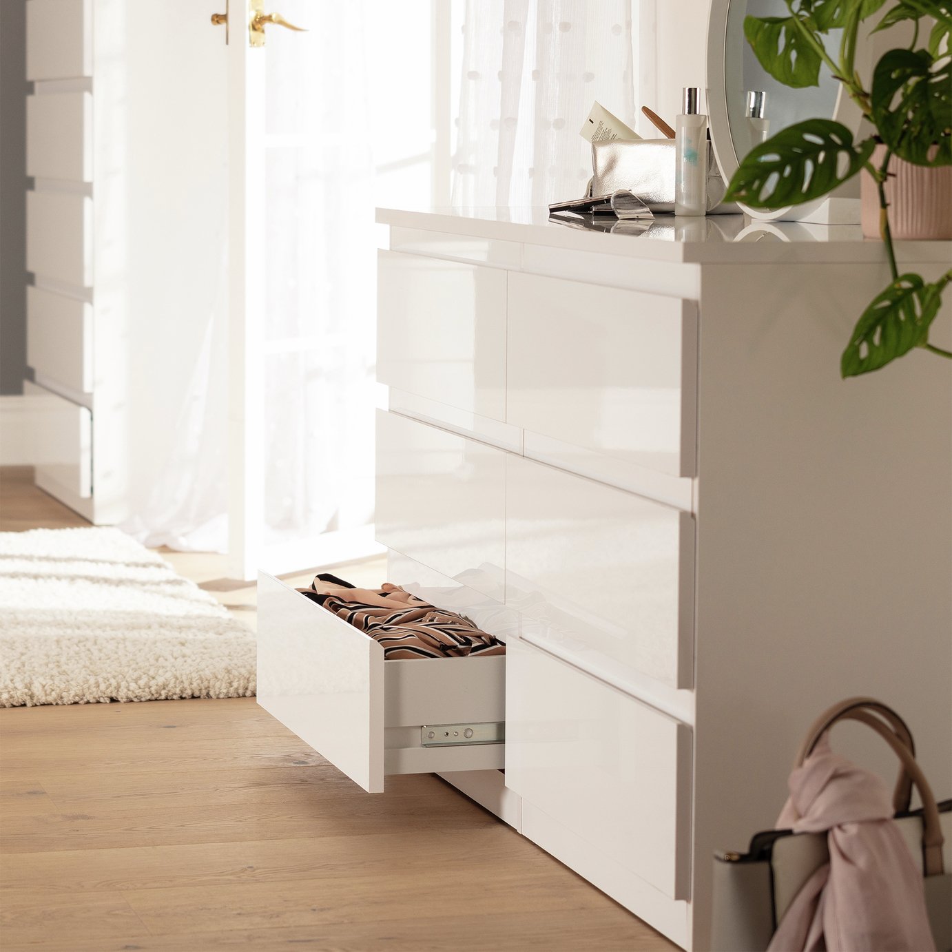 The size of it has average. buy chest of drawers online bedroom