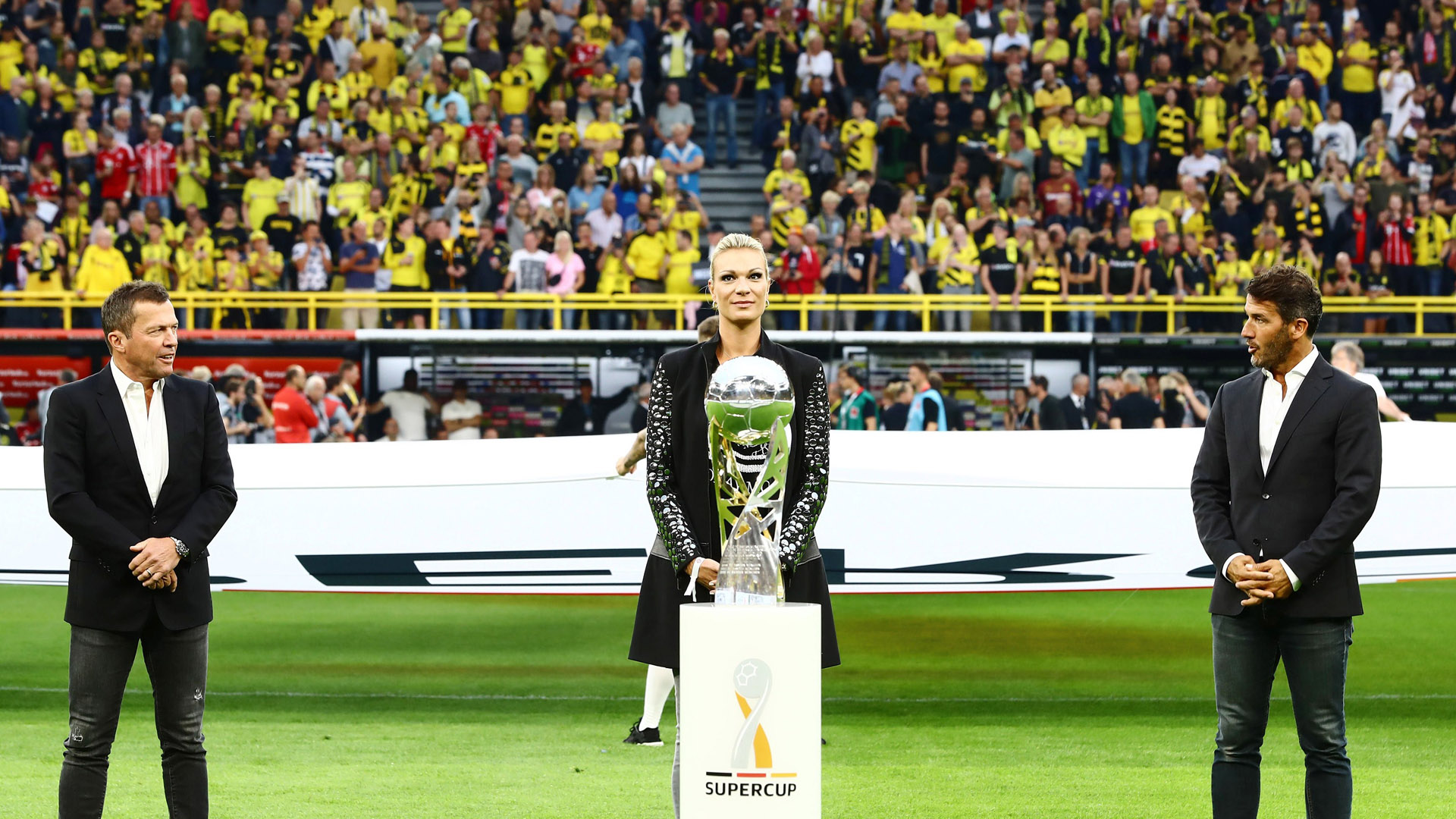 Dfl Supercup 2021 : 81.365 Zuschauer sehen packenden Supercup 2019 | DFL ...