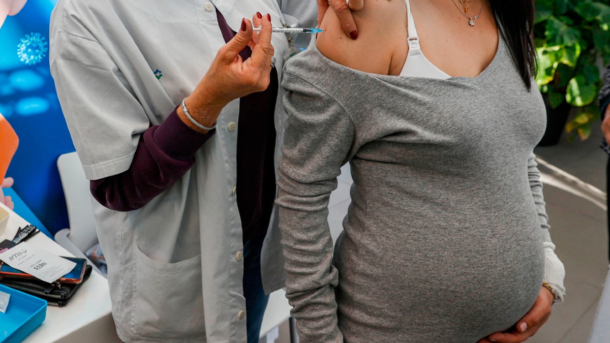 Should Pregnant or Breastfeeding Women Receive the COVID Vaccine? - Vimarsana News