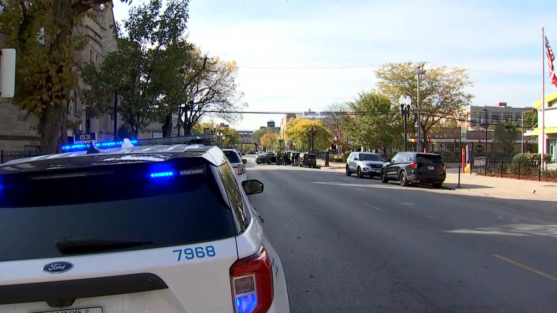 Swat Responds To Man Barricaded In Uptown Police Nbc Chicago - Gradient Image Collection - 8K Quality