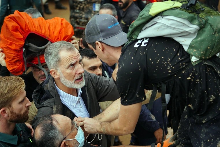 Crowds throw mud at Spanish king as he tours flood damage – NBC Chicago