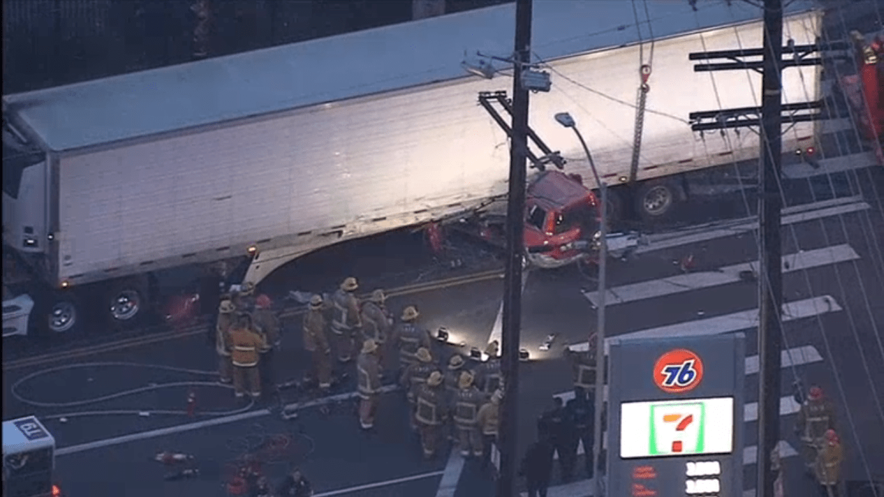 3 Car Crash In South La Leaves 7 Hurt Nbc Los Angeles - Best Gradient Pictures in 8K