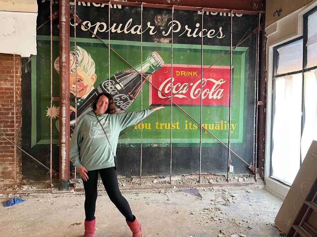 San Diego Queen Eileen's Gift Baskets Finds Historic Mural on Store Wall - Vimarsana News