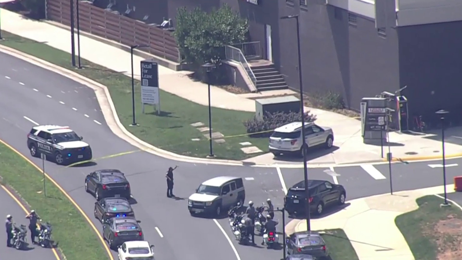 1 person killed in shooting at Gold’s Gym in Reston, suspect at large – NBC4 Washington