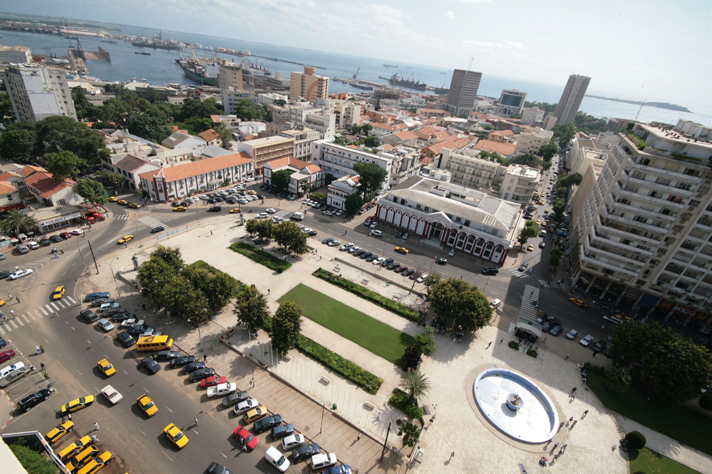 La place de l'Indépendance à Dakar (Sénégal). En arrière-plan le port et Gorée.