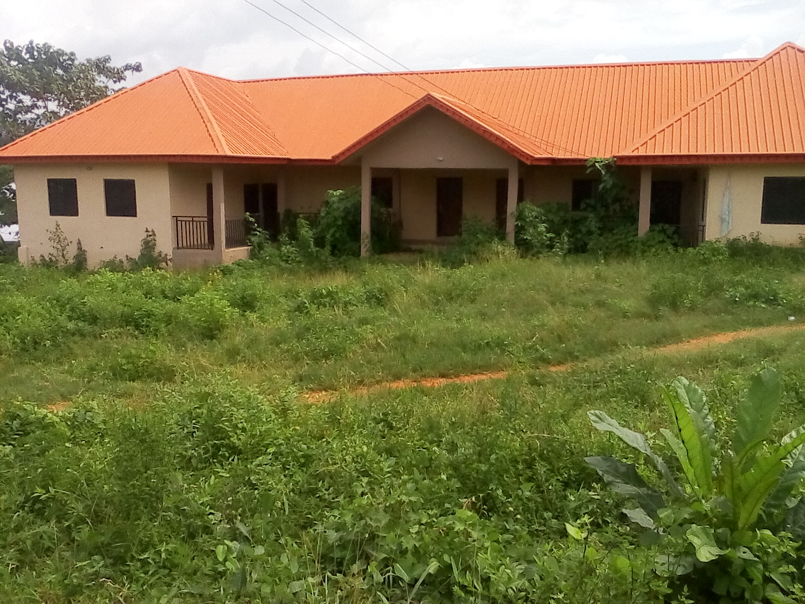 Completed, but abandoned medium primary health centre, Atosin, Idanre