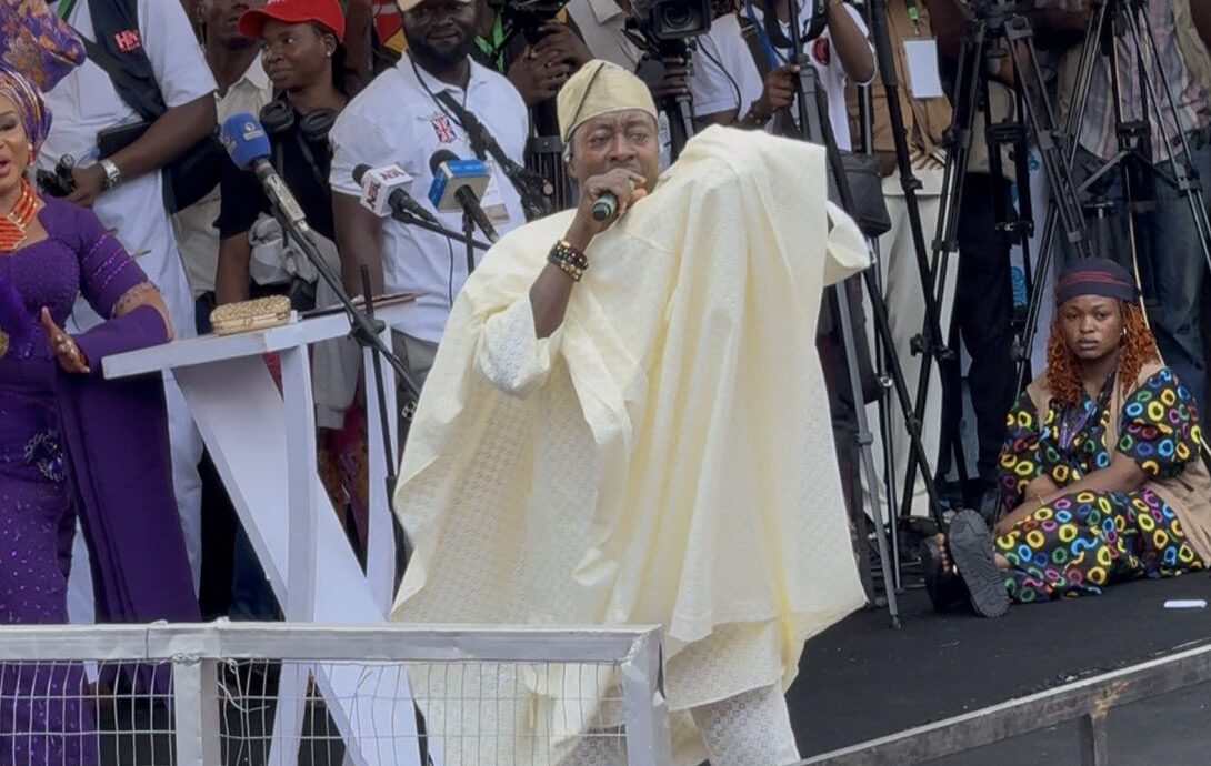 Taye Currency performing at Ladoja's coronation (PHOTO CREDIT: @Oyoaffairs)