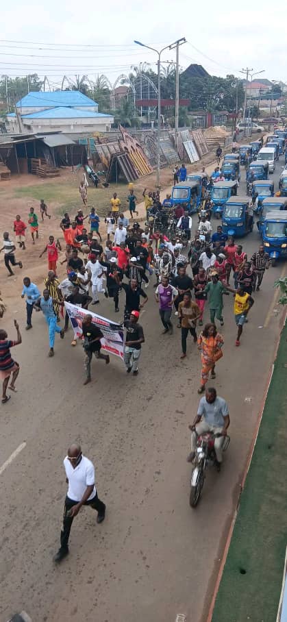 Ebonyi man gets N10m reward from Gov Nwifuru after trekking from Lagos to Abakalikii