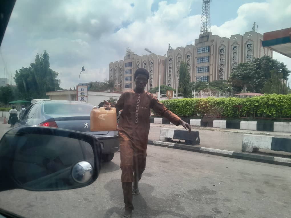 Black marketer spotted in front of Conoil filling station opposite NNPC Tower (CREDIT: Mary Izuaka)