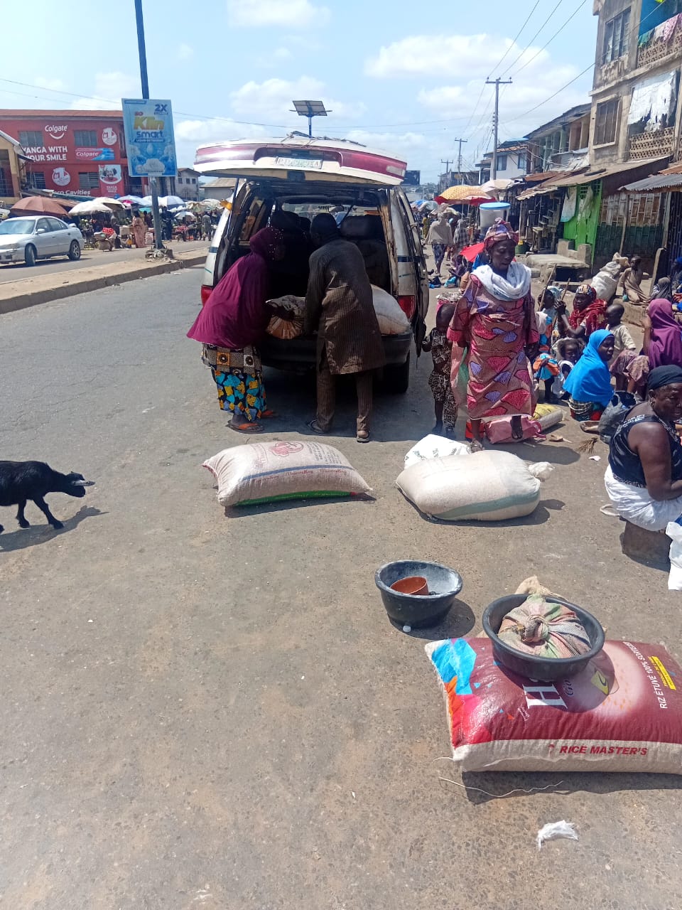 Ilorin - Traders offloading foodstuff at Ipata