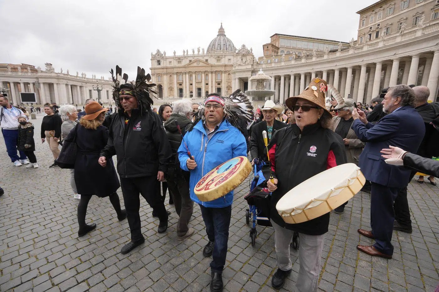 Pope francis on monday met indigenous leaders and survivors of canada residential schools who are seeking a papal apology for the harm inflicted for decades on indigenous children. Xzuaa Bddiaysm
