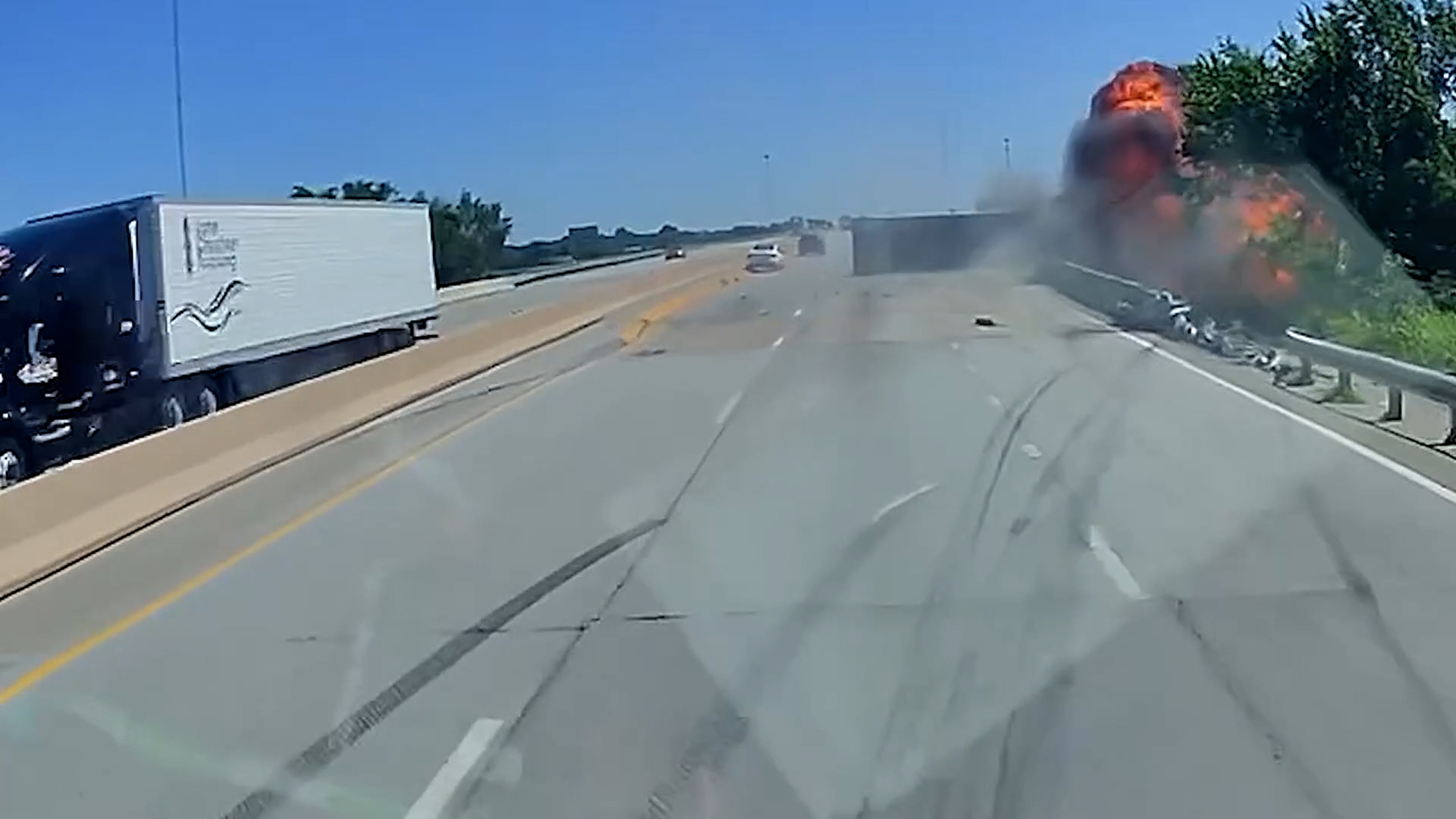 Un Veh Culo Estalla En Llamas Tras Chocar Contra Una Vivienda En Palmhurst - Premium Nature Background Gallery - Desktop