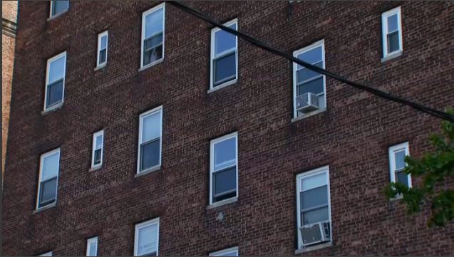 Pequeño de 4 años cae al vacío desde la ventana de un sexto piso en