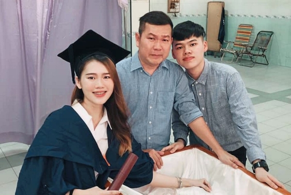 Utar Girl Wears Graduation Robe At Mum S Funeral The Star