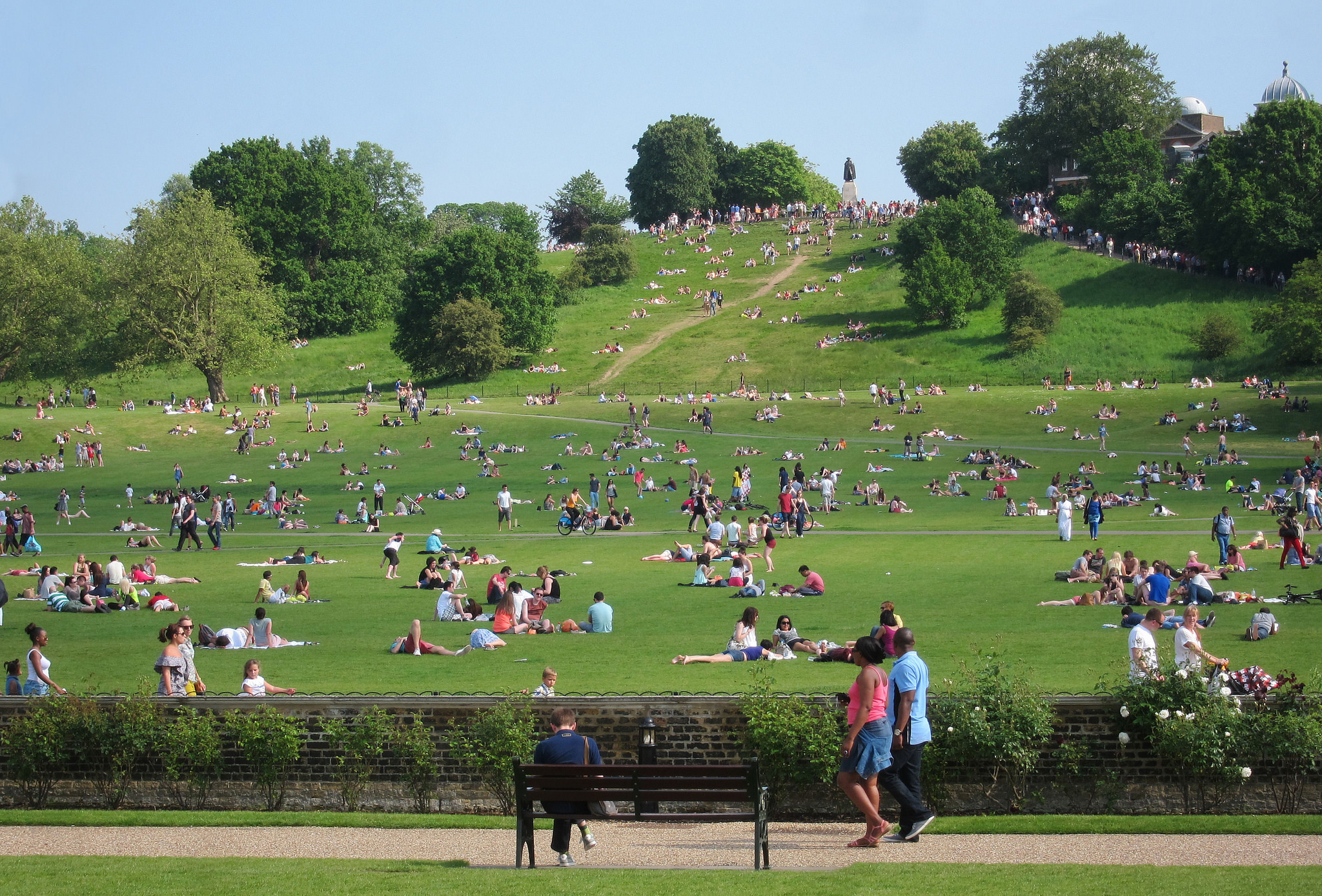 Hundreds Flock To London S Parks On Sunny Saturday World News The Guardian